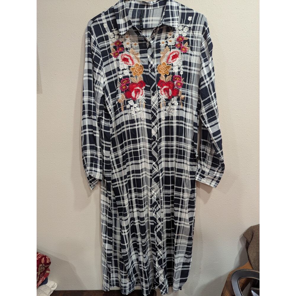 Pretty long sleeve black & white tartan style dress w/floral embroidery size M